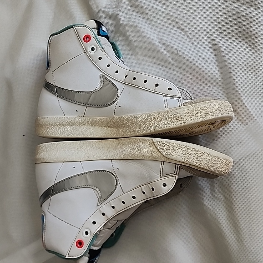 Nike white silver sneaker size 6Y / 7.5 women's